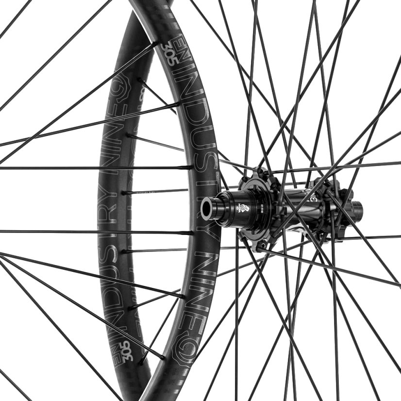 ENDURO 305 V3 HYDRA black - Barva: Černá, Průměr kol: 29", Specifikace koncovky přední: 15x110 Boost, Specifikace koncovky zadní: 12x148 Boost, Ložiska náboje: Ocelová